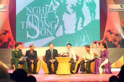 Các đơn vị tài trợ, cá nhân được trao tặng nhà tình nghĩa giao lưu tại chương trình. Ảnh: AN DUNG