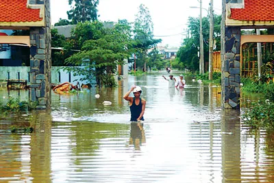 Vừa thoát cơn bão, người dân miền Trung lại đối mặt với lũ lớn. Ảnh: Nguyễn Hùng