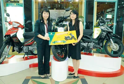 Bà Trần Thúy Liên, Giám đốc Thương xá Tax trao giải đặc biệt cho khách hàng Nguyễn Thị Thùy Linh.