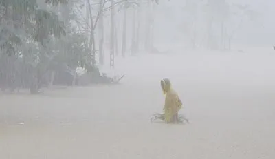 Người dân trở nên nhỏ bé giữa biển nước ngay tại TP Đà Nẵng. Ảnh: N Khôi