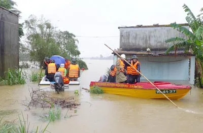 Công an, quân đội đi giúp dân phải di chuyển bằng ca nô. Ảnh: N Khôi