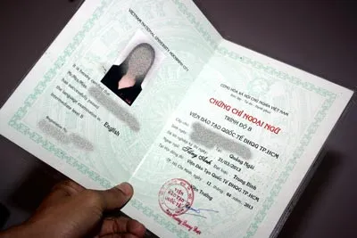 Đủ chiêu trò mua bán bằng giả