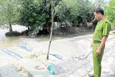 Lực lượng chức năng bắt quả tang một doanh nghiệp xả thẳng nước thải chưa qua xử lý ra sông Đồng Điền. Ảnh: HOÀI NAM