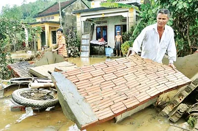 Nhà ông Dần, xã Hành Thiện bị lũ xô đổ.