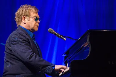 Elton John xếp vị trí thứ 8 với 54 triệu USD.