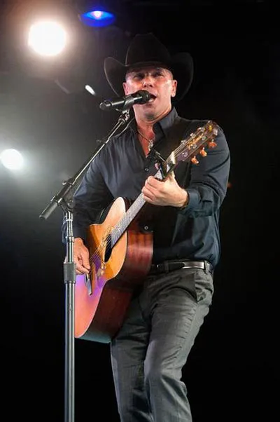 Cùng xếp vị trí thứ 9 là nữ ca sĩ Beyoncé và ngôi sao nhạc đồng quê Kenny Chesney khi cùng kiếm được 53 triệu USD.