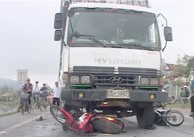 Xe tải cán xe gắn máy, 3 người bị thương nặng