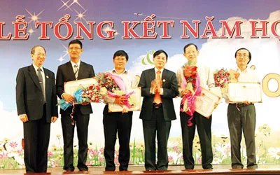 TS. Trương Quang Mùi, GS.TS - Đào Văn Lượng tặng hoa và giấy khen cho các giảng viên tiêu biểu