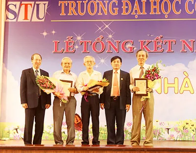 TS. Trương Quang Mùi, GS.TS - Đào Văn Lượng tặng hoa và kỷ niệm chương tri ân đến thầy Huỳnh Xuân Đình, Thầy Nguyễn Quân và thầy Lưu Duẩn