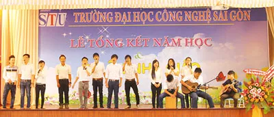 Văn nghệ chào mừng buổi lễ