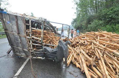 Thừa Thiên – Huế:  QL 1A ùn tắc 10 giờ vì xe chở gỗ đổ nhào