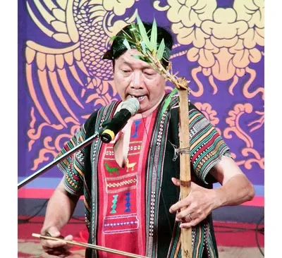 Biểu diễn đàn K’ní phục vụ du khách trong và ngoài nước tại TPHCM. Ảnh: ĐỖ HẠNH