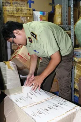 Lực lượng Quản lý thị trường TPHCM bắt giữ thuốc lá lậu tại đường Học Lạc (quận 5, TPHCM).