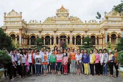 Thí sinh về dự cuộc thi “Prudential - Văn hay chữ tốt” khu vực ĐBSCL năm 2013 đến tham quan khu di tích lịch sử chùa Vĩnh Trang, tỉnh Tiền Giang. Ảnh: Mai Hải