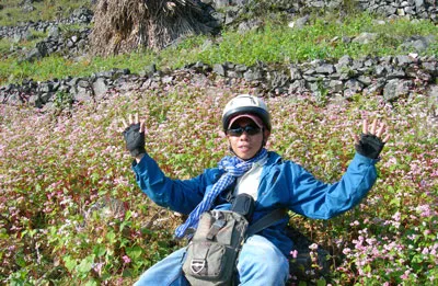 Du khách tranh thủ tạo dáng bên ruộng hoa. Ảnh: H.L.