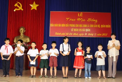 Deputy Editor-in-Chief Ly Viet Trung awards scholarships to poor children (Photo:SGGP)