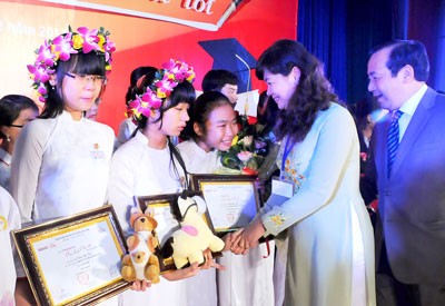 Deputy Editor-in-Chief Ly Viet Trung awards prizes to best students (Photo:SGGP)