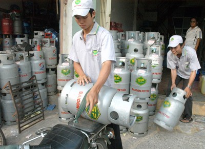 Since December 1, 2013, the price of a 12 kilogram gas cylinder rises by an average of VND78,000. (Photo: SGGP)