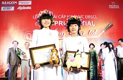 Two best students in the Prudential Essay Contest (Photo:SGGP)