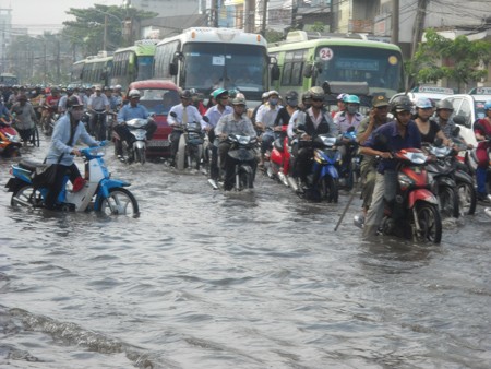 High tide floodwaters inundate many roads in HCMC (Photo:SGGP)