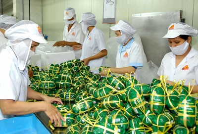 Workers produce products for Tet holidays at a company. (Photo: SGGP)