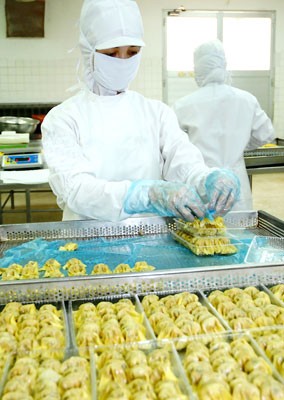 Producing processed foods for Tet. (Photo: SGGP)