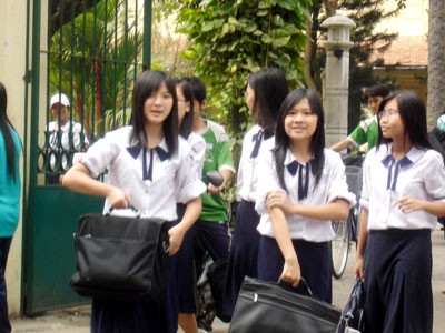 Vietnamese students leave school when it finishes (Photo:Cat Tuong)