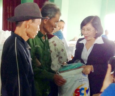 Nguyen Thi Thu Ha, Deputy Secretary of the HCMC Party Committee, gives Tet gifts to poor residents in Ly Son Island District. (Photo: SGGP)