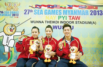 Duong Thuy Vi (middle) wins the first gold medal for Vietnam at the 27th SEA Games. Bui Minh Phuong (left) and Tran Xuan Hiep (right) get silver and bronze medals, respectively. (Photo: SGGP)