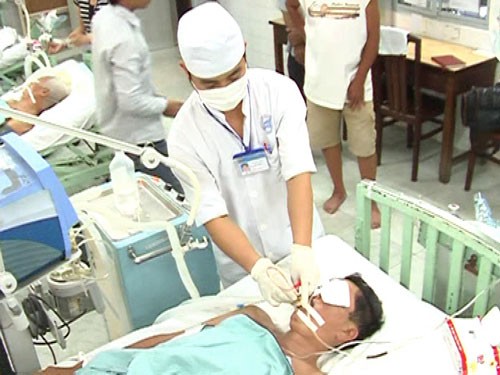 A case of alcohol poisoning (Illustrated photo: Thanh Nien)