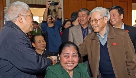 Party General Secretary Nguyen Phu Trong (R) and voters in Ha Noi's Tay Ho District. -- Photo baomoi.com