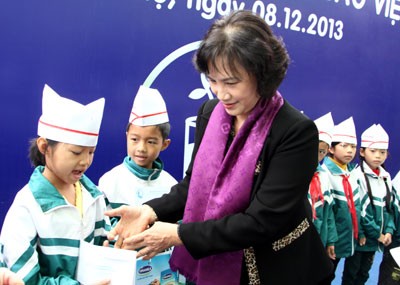 National Assembly Vice Chairwoman Nguyen Thi Kim Ngan gives milk packs to poor children in Phu tho Province (Photo: QDND)