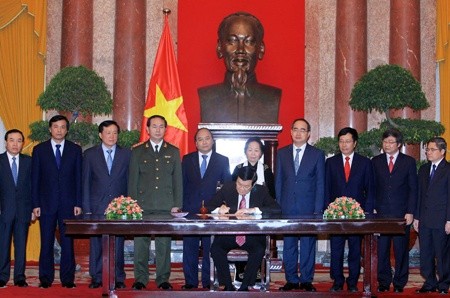 President Truong Tan Sang yesterday signed an order to promulgate the Constitution of the Socialist Republic of Viet Nam and a resolution stipulating the implementation of a number of points in the Constitution.—VNA/VNS Photo Nguyen Khang