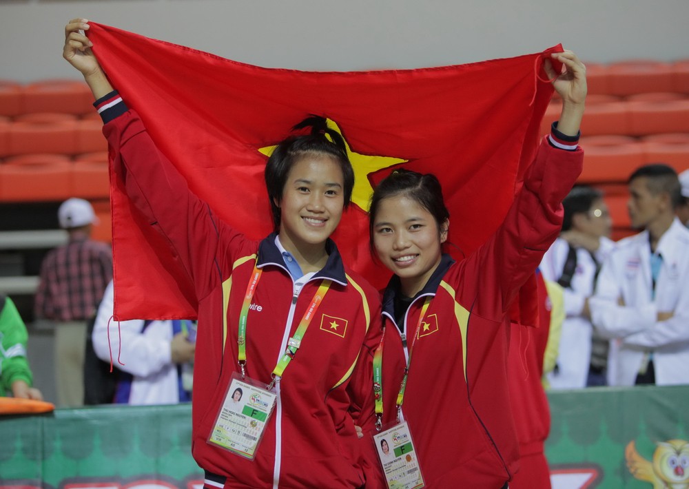 Nguyen Thi Thu Hoai (left) and Nguyen Thi Chinh win two more gold medals for Vietnamese wushu team. (Photo: SGGP)