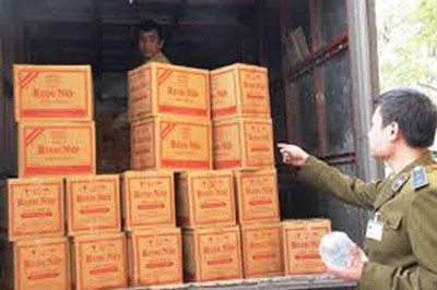 Local authority in Quang Ninh seize cans of sticky rice alcohol (Photo: Tien Phong)