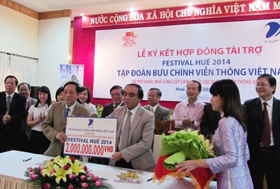 The signing ceremony for support of VND2 billion for Hue Festival 2014 on December 9. (Photo: SGGP)