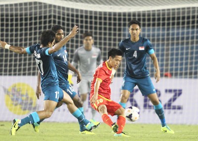 U23 Vietnam football team play against Singapore (Photo:SGGP)