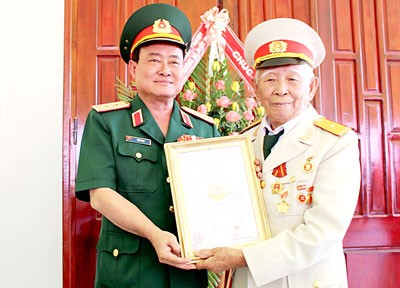 Lieutenant general Tran Don (L) and soldier To Dinh Cam in the new house
