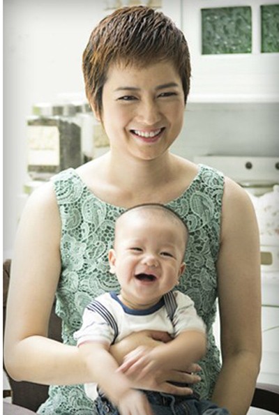 Former model Thuy Vinh received the ‘Mother of the Year’ title. Sonic and her mother, actress Kim Hien The singer couple,Dong Nhi and Ong Cao Thang Master of ceremonies Phan Anh Model Thanh Hang