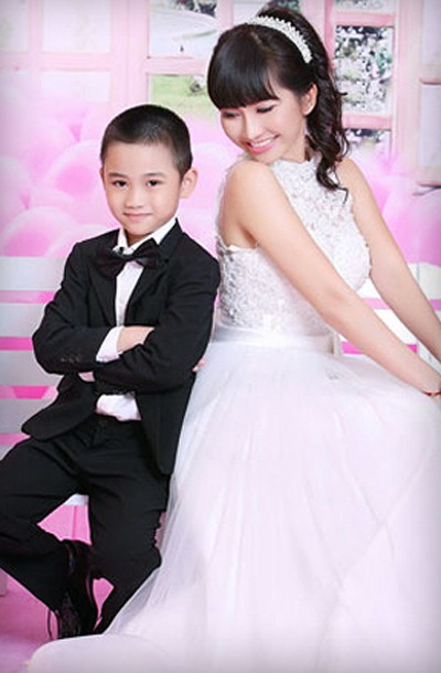 Sonic and her mother, actress Kim Hien The singer couple,Dong Nhi and Ong Cao Thang Master of ceremonies Phan Anh Model Thanh Hang