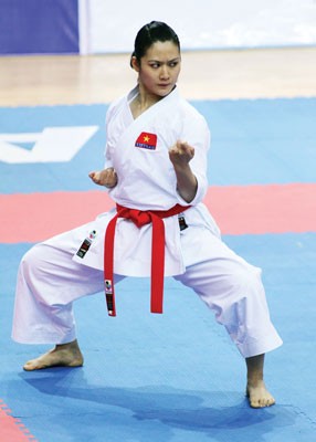 Karate athlete Nguyen Hoang Ngan wins a gold medal in the women's individual Kata event. (Photo: SGGP)