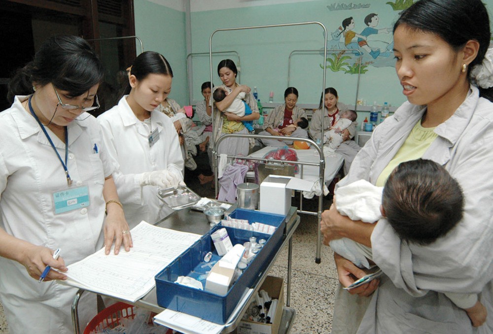 Parents should be aware of using antibiotic for their small children (Photo: SGGP)