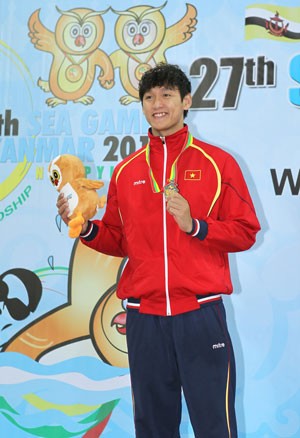 Athlete Hoang Quy Phuoc fails to defend his title, taking a silver medal in the men’s 100m freestyle swimming event. (Photo: SGGP)