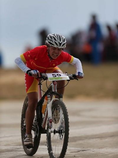 Cyclist Dinh Thi Nhu Quynh wins only a bronze medal in the women’s cross-country cycling event as she got cramps in the last lap. (Photo: SGGP)