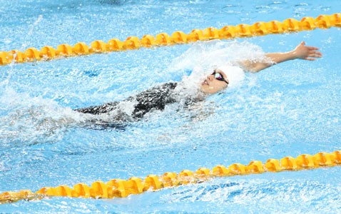 Nguyen Thi Anh Vien earns a silver medal in the women’s 100m backstroke swimming event. (Photo: SGGP)