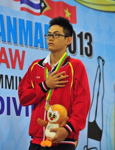 Swimming athlete Lam Quang Nhat grabs a gold medal for Vietnam. (Photo:SGGP)