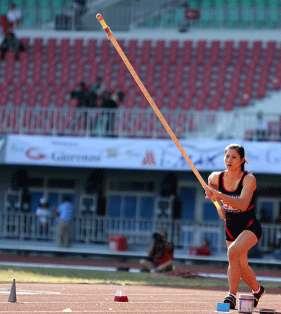 Athlete Le Thi Phuong wins a silver medal for Vietnam in pole jumping (Photo:SGGP)