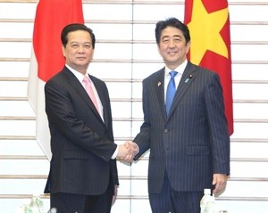 Japanese Prime Minister Shinzo (R)receives PM Nguyen Tan Dung (Source: VNA)