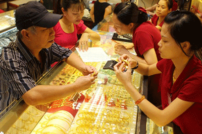 Customers buy gold at a Bao Tin Minh Chau shop in Ha Noi. Domestic gold prices yesterday were up around 0.16 per cent per tael over Monday. — VNA/VNS Photo Tran Viet
