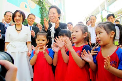 Vice President Nguyen Thi Doan visits Mat Troi Nho Kindergarten in BInh Tan District(Photo: SGGP)